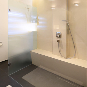 Klare Linien im neuen Bad: Komplette Planung und Umgestaltung des 12m² Badezimmers.