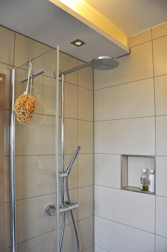 Raumgewinnung bei der Sanierung: Dusch- und Wannenbad mit 5m² und WC mit 1,1 m²