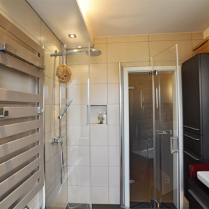 Raumgewinnung bei der Sanierung: Dusch- und Wannenbad mit 5m² und WC mit 1,1 m²