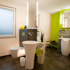 Repräsentatives Doppel: Herrenbad und Gäste-WC in einem: Umgestaltung zweier Räume zu einem großzügigen 14m2-Badezimmer mit Gäste-WC.