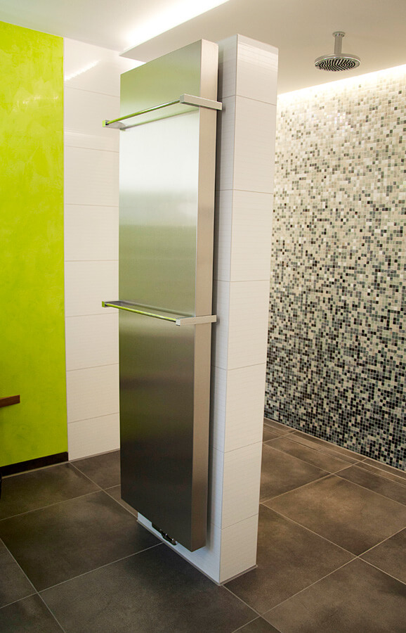 Repräsentatives Doppel: Herrenbad und Gäste-WC in einem: Umgestaltung zweier Räume zu einem großzügigen 14m2-Badezimmer mit Gäste-WC.