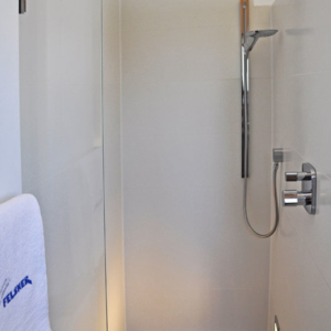 Wohlfühlwelten im neuen Haus: Dusch- und Wannenbad, Gästebadezimmer und Gäste-WC